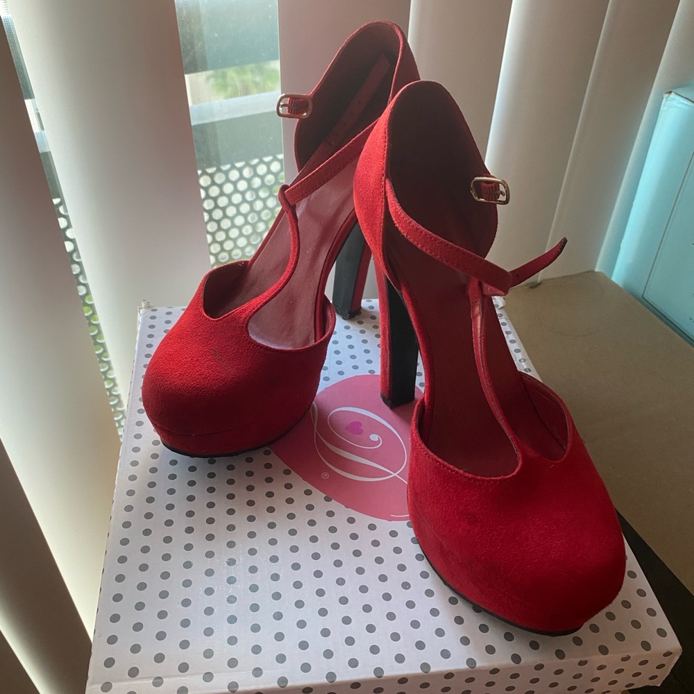 Delicious Velvet red pumps